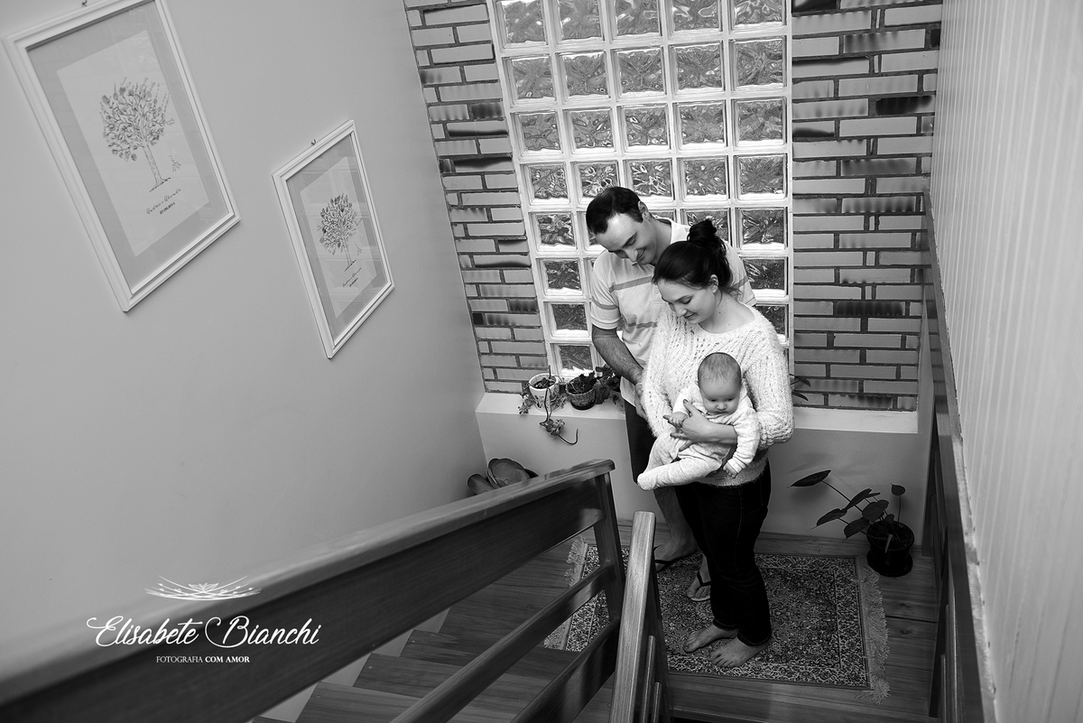 Bebê de 3 meses e sua família em seu lar, em São Marcos, RS.