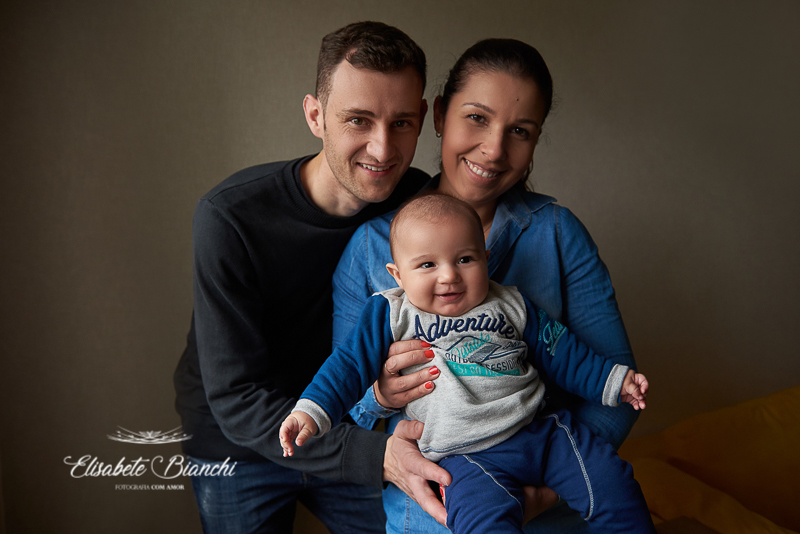 Retrato de família em ensaio fotográfico de acompanhamento 4 meses do bebê, no domicílio, em Caxias do Sul.