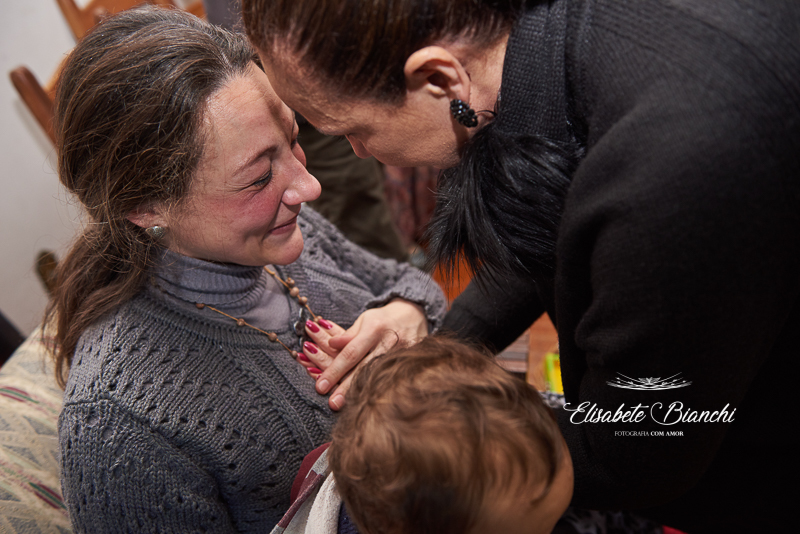 Gestante emocionada ao receber de sua mãe o colar de contas com as intenções para seu bebê que está para nascer,  realizado por familiares e amigos, no chá de bênçãos, em Caxias do Sul.