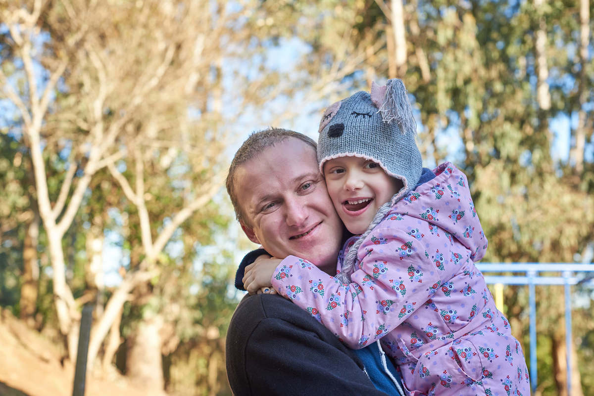 Menina com câncer, abraçando o pai, em Caxias do Sul - RS.
