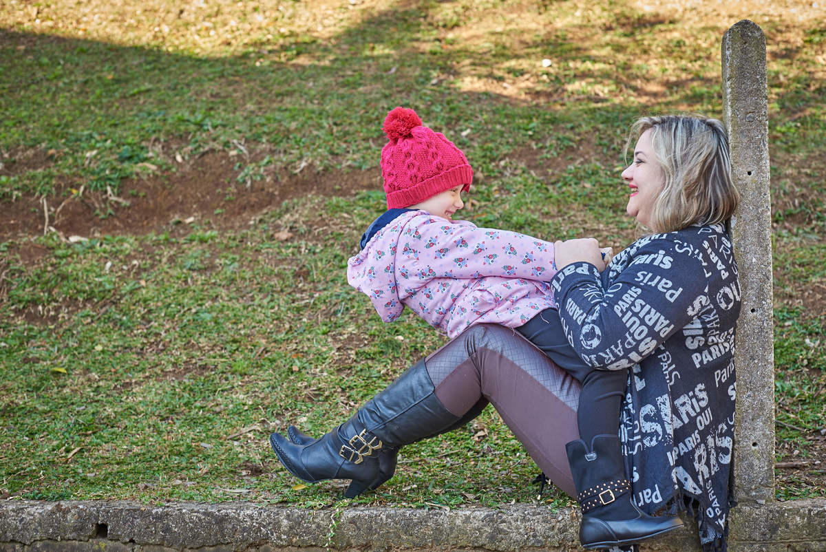 Menina com câncer no colo de sua mãe, brincando, em Caxias do Sul - RS.