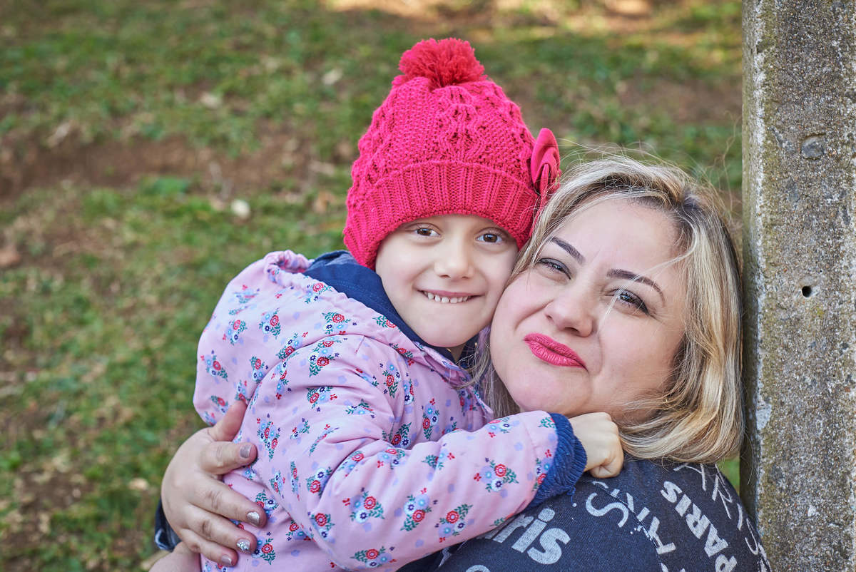 Menina com câncer abraçando sua mãe, em Caxias do Sul - RS.