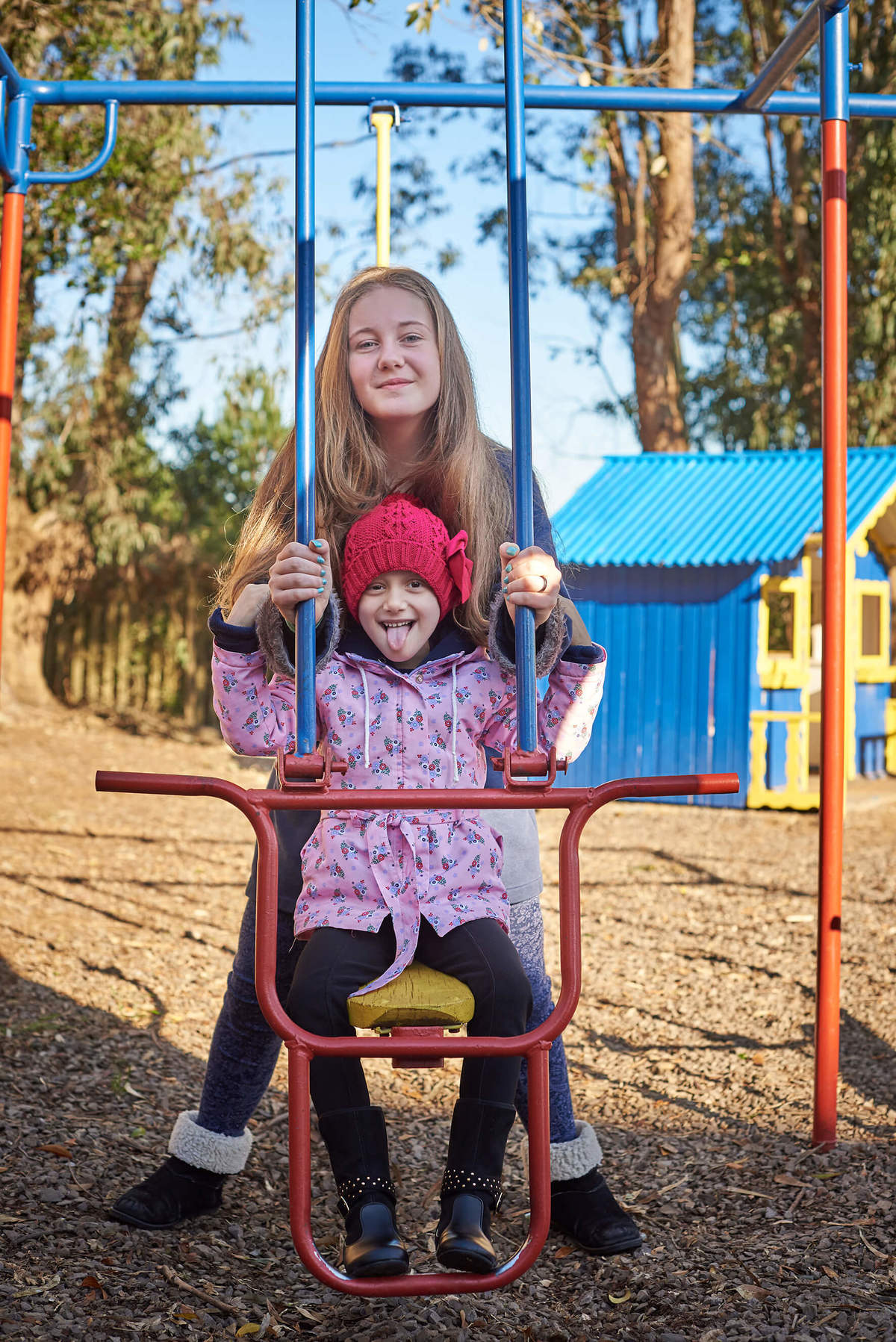 Irmãs brincado no jacaré do parquinho, em Caxias do Sul - RS.