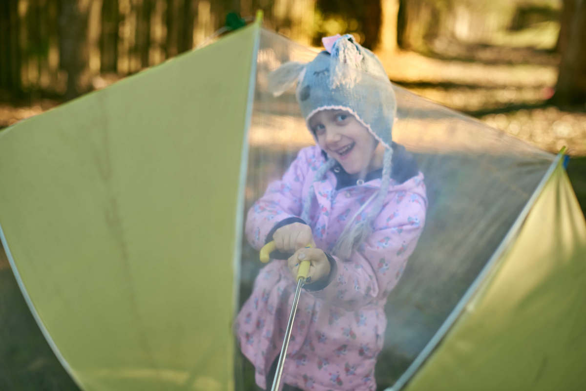 Menina lutando contra o câncer, brincando com uma sombrinha, em Caxias do Sul - RS.