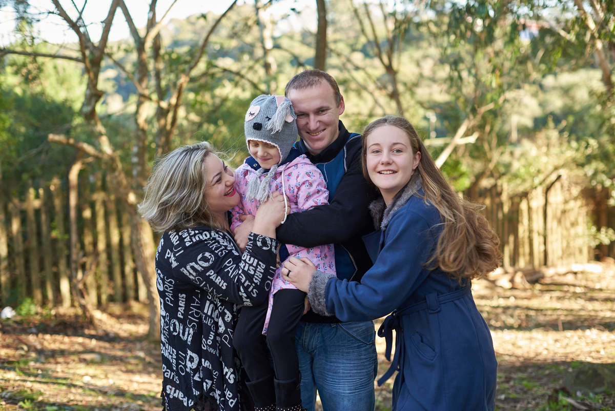 Menina com câncer e sua família lhe acarinhando, em ensaio fotográfico em Caxias do Sul - RS.