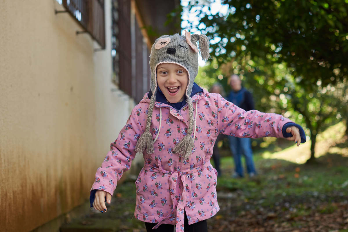 Menina com câncer correndo feliz, em ensaio fotográfico, em Caxias do Sul - RS.