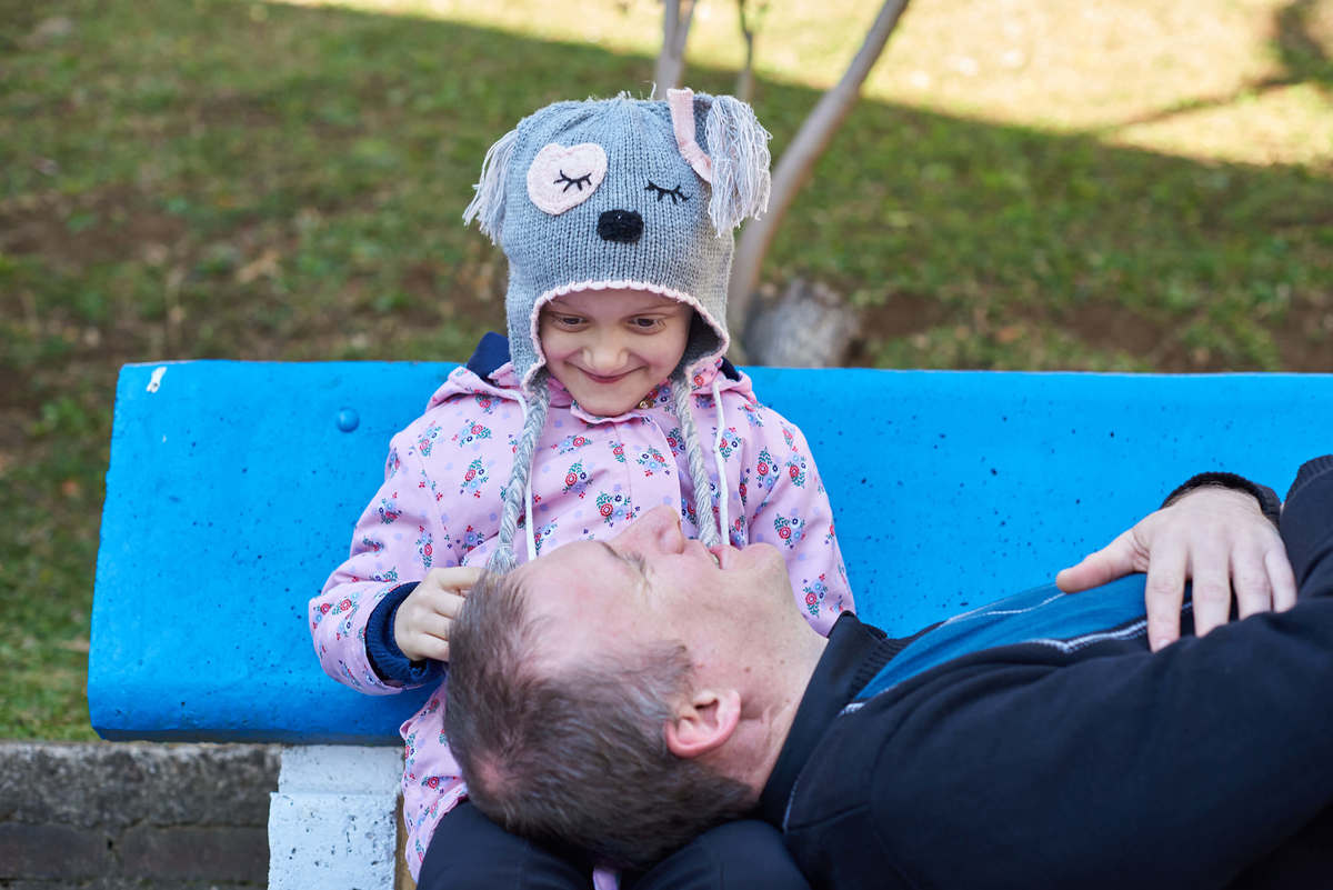 Pai no colo da filha com câncer, em ensaio de fotos, em Caxias do Sul - RS.