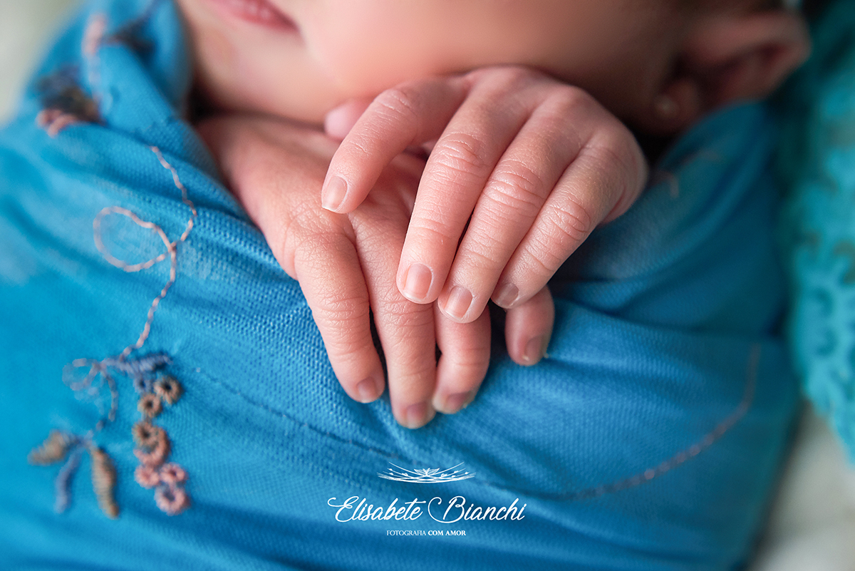 Mãozinha de recém nascido, em detalhes dos dedinhos e unhas, em ensaio newborn, Caxias do Sul, RS.