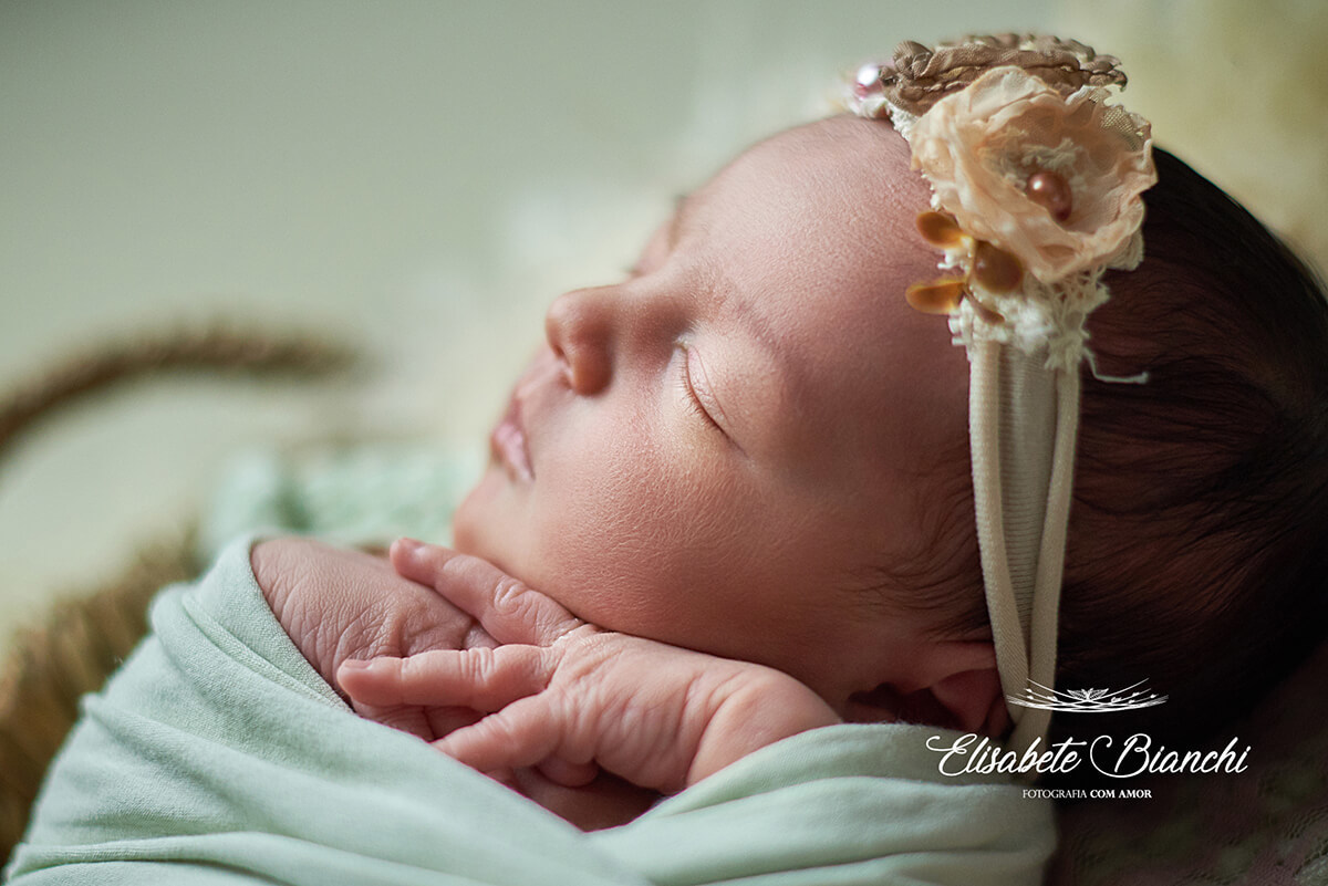 Perfil de bebê recém-nascida, no ensaio newborn, em Caxias do Sul, RS.