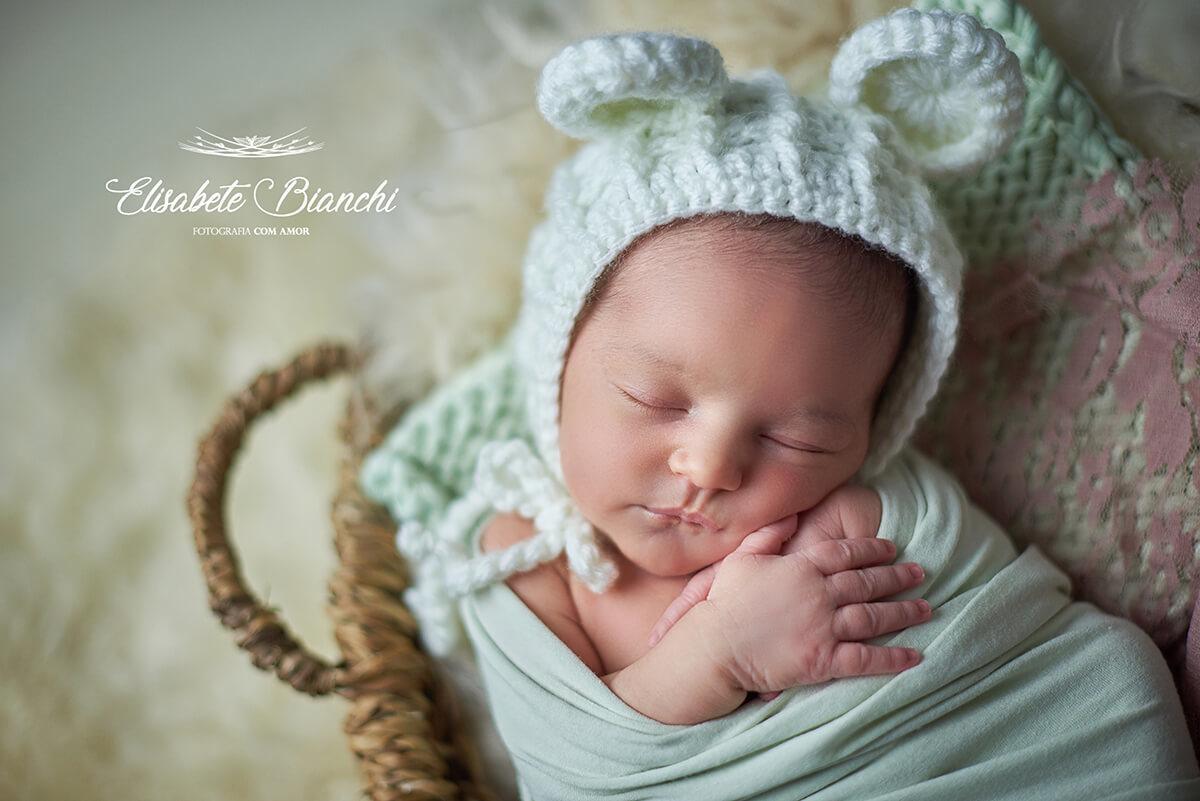 Bebê recém-nascido com touquinha de ursinho, no ensaio newborn, em Caxias do Sul, RS.