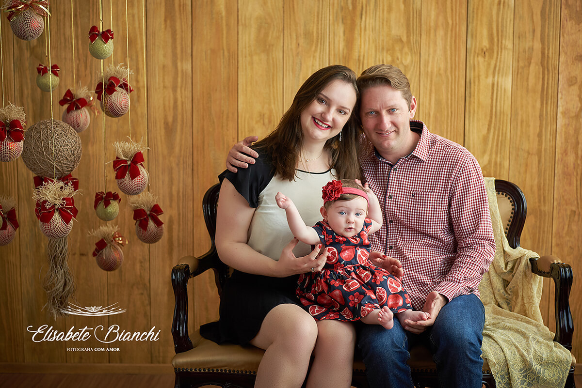 Mini ensaio de Natal 2018 da família com bebê no colo, em Caxias do Sul - RS