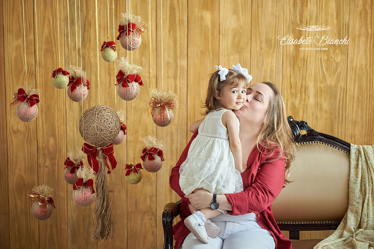 Mãe e filha em retrato de natal, em estúdio, Caxias do Sul - RS.