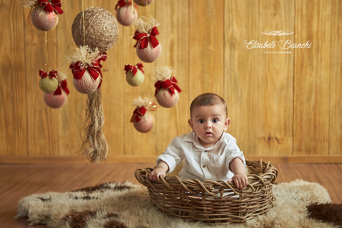 Bebê dentro de cesto, em fotografia de natal, em estúdio, Caxias do Sul - RS.