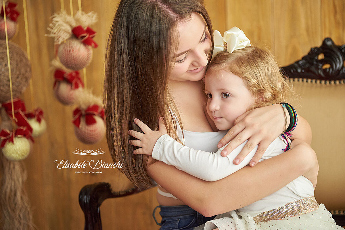 Irmãs abraçando-se em ensaio de Natal 2018, em estúdio, Caxias do Sul - RS.