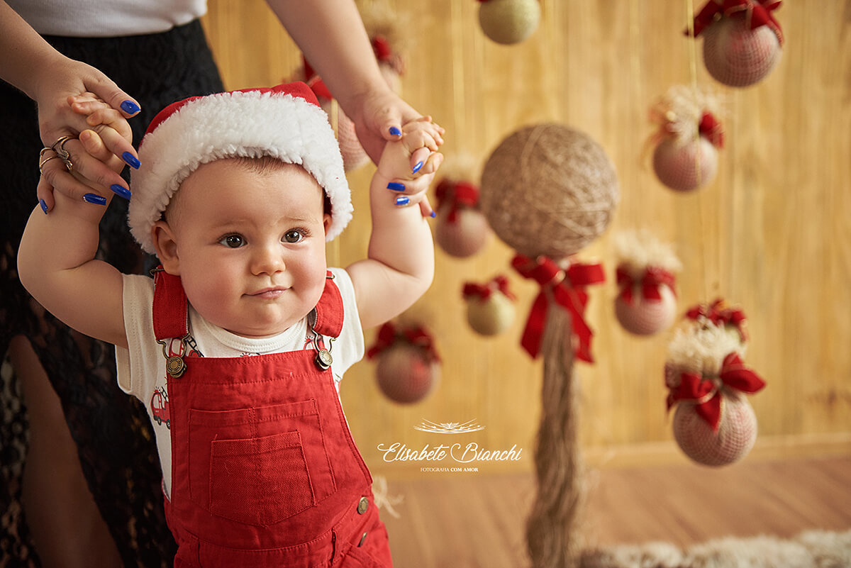 Menino treinando os passos em ensaio de natal, em estúdio, Caxias do Sul - RS.
