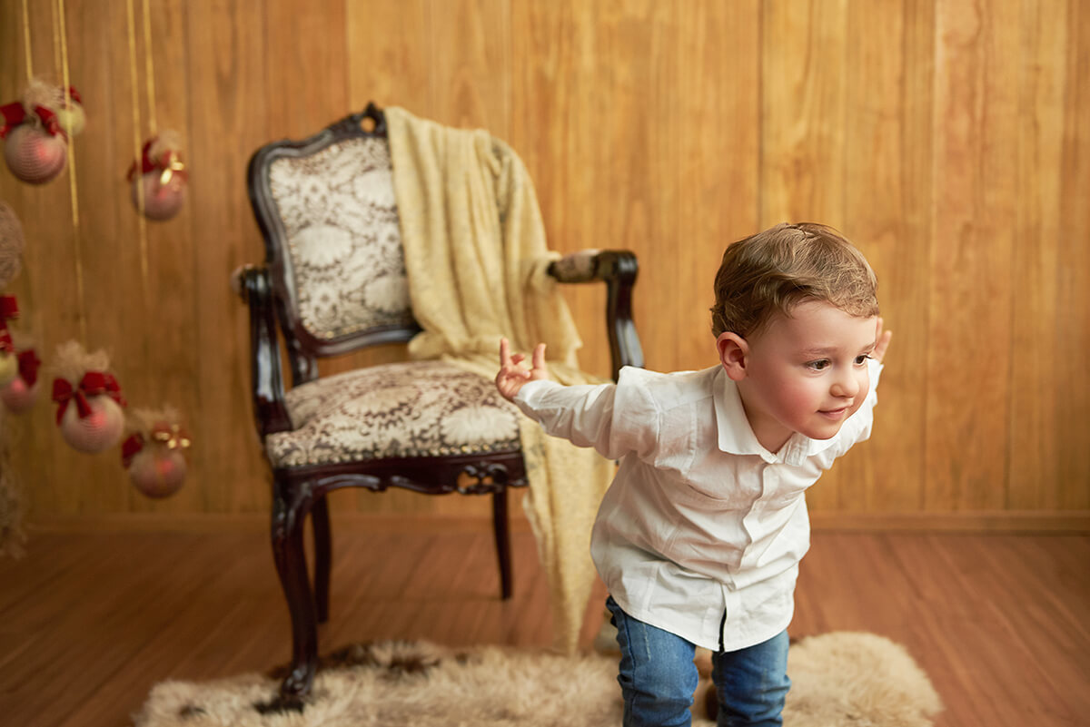 Menino brincando em mini ensaio de Natal 2018, Caxias do Sul - RS.