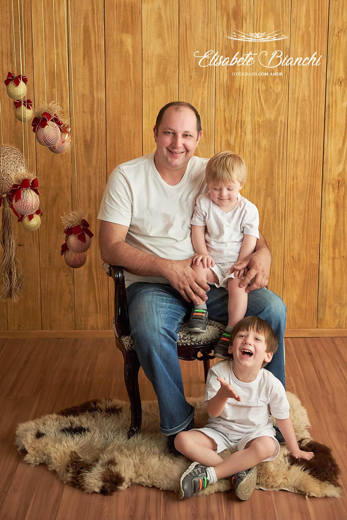 Pai e filhos em retrato de natal, em estúdio, Caxias do Sul - RS.