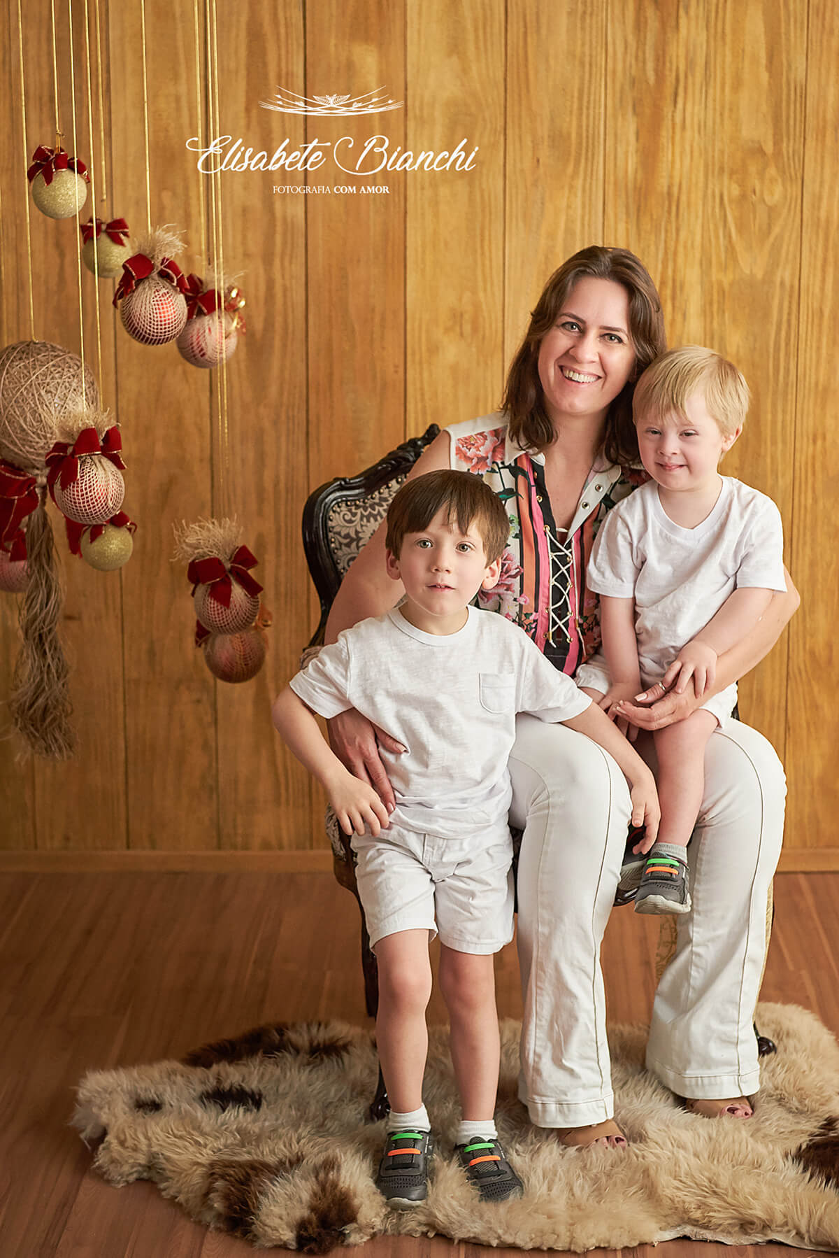 Mãe e filhos em retrato de natal, em estúdio, Caxias do Sul - RS.