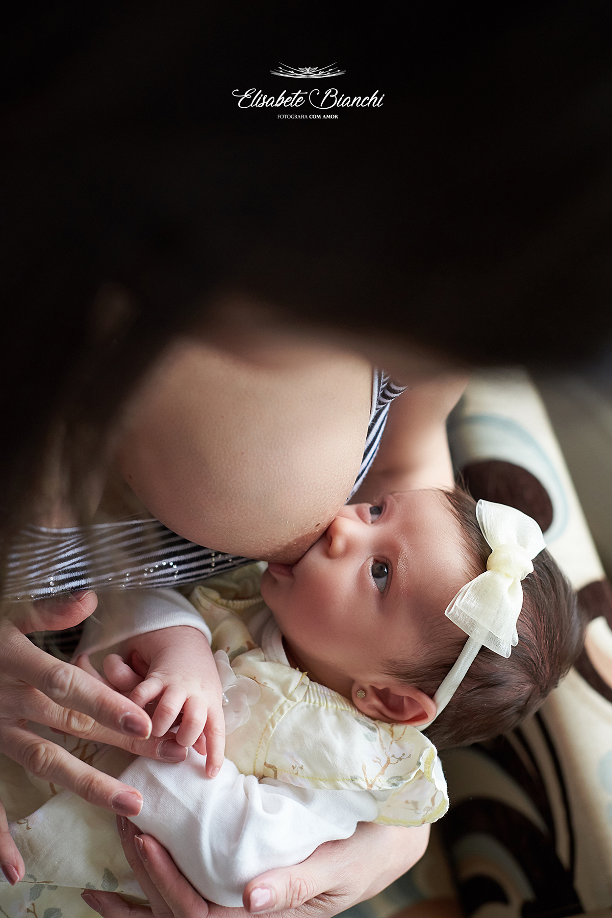 Bebê de 1 mês sendo amamentada e olhando nos olhos da mãe, em ensaio de acompanhamento lifestyle, em Caxias do Sul, RS.