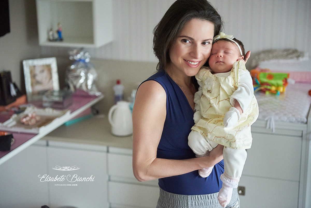 Mãe e filha de 1 mês em ensaio de acompanhamento lifestyle, em Caxias do Sul - RS.