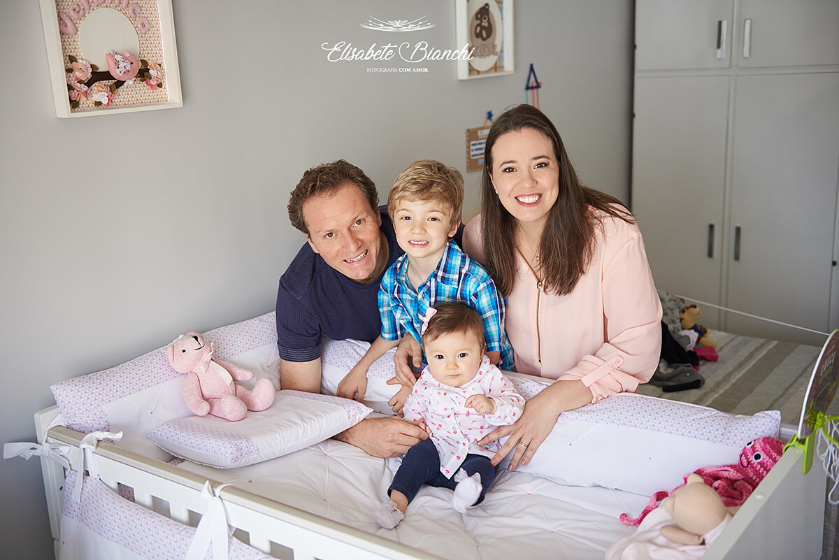 Família com um casal de filhos, no quartinho da bebê e irmão, em ensaio lifestyle na residência da família, em Caxias do Sul - RS.