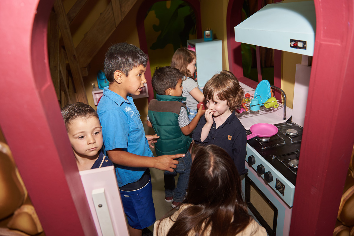 Meninos e meninas brincando de casinha na festa infantil de 4 anos, na Hakuna, Caxias do Sul, RS.