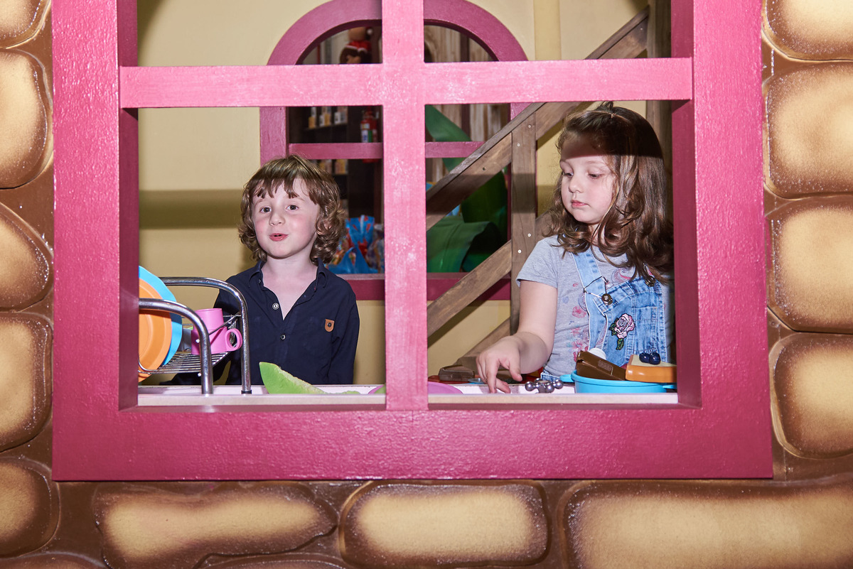 Menino e menina brincando de casinha  na festa infantil de 4 anos, na Hakuna, Caxias do Sul, RS.