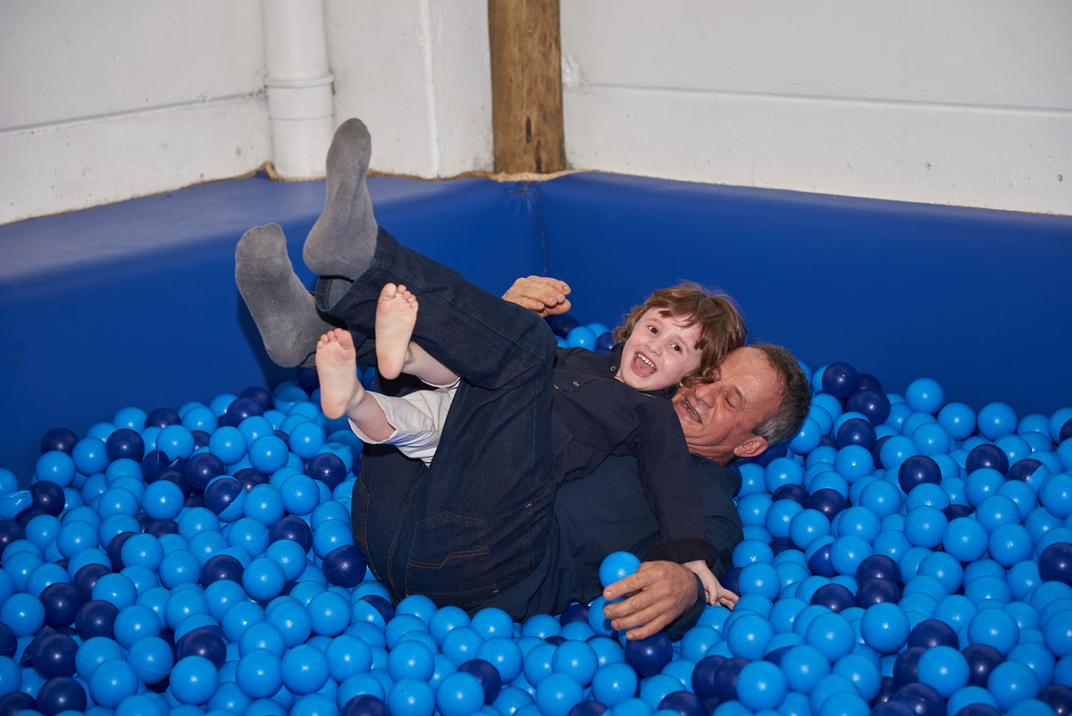 Pai e filho brincando na piscina de bolinhas na  festa infantil de 4 anos, na Hakuna, Caxias do Sul, RS.