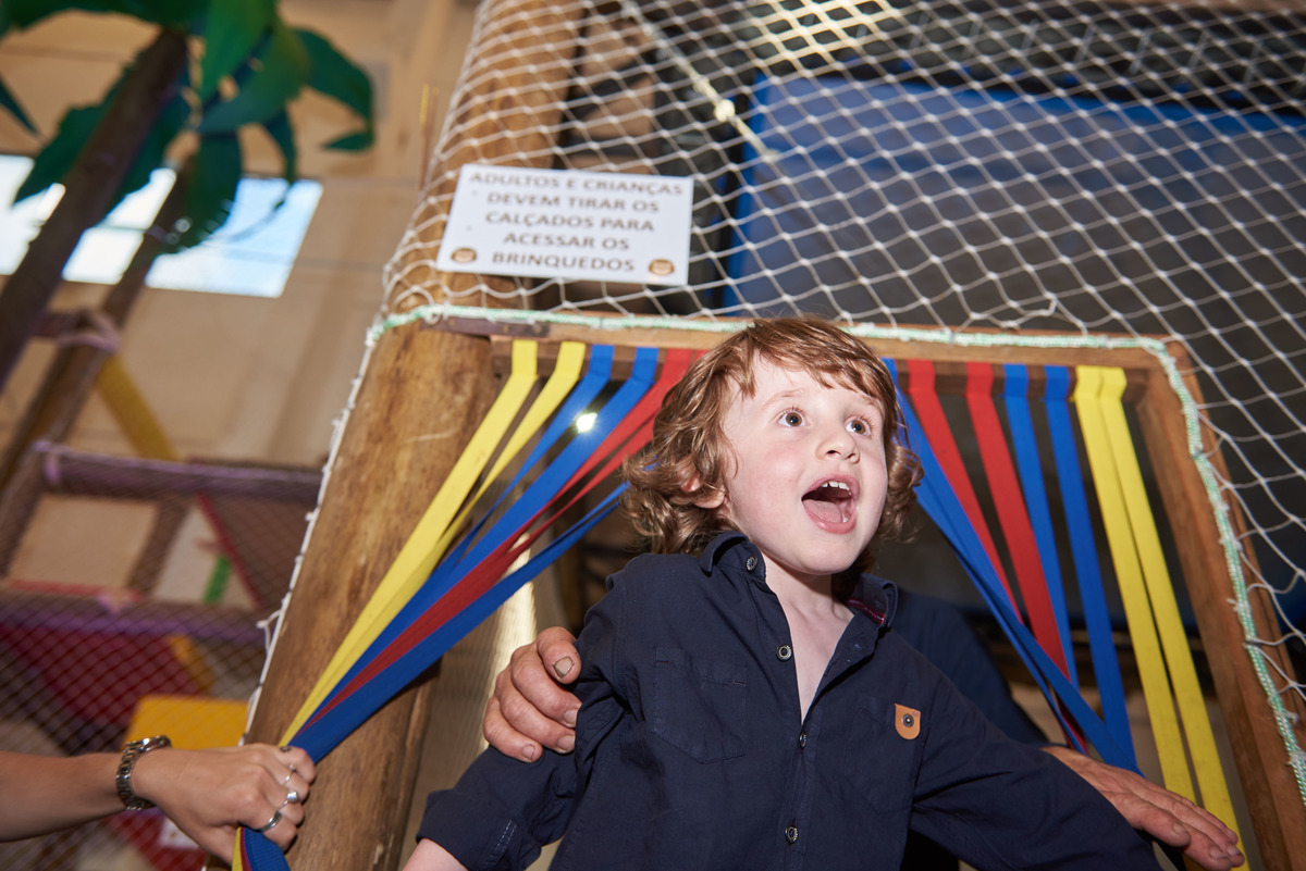 Aniversariante saindo feliz de brinquedo na  festa infantil de 4 anos, na Hakuna, Caxias do Sul, RS.