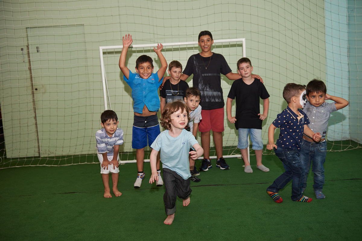 Crianças jogando futebol na  festa infantil de 4 anos, na Hakuna, Caxias do Sul, RS.
