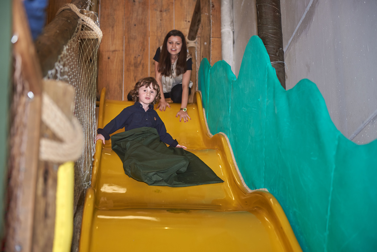Aniversariante no escorregador na festa infantil de 4 anos, na Hakuna, Caxias do Sul, RS.