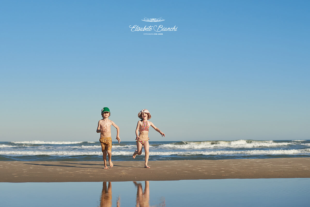 Crianças saindo do mar, em Bella Torres, Santa Catarina.