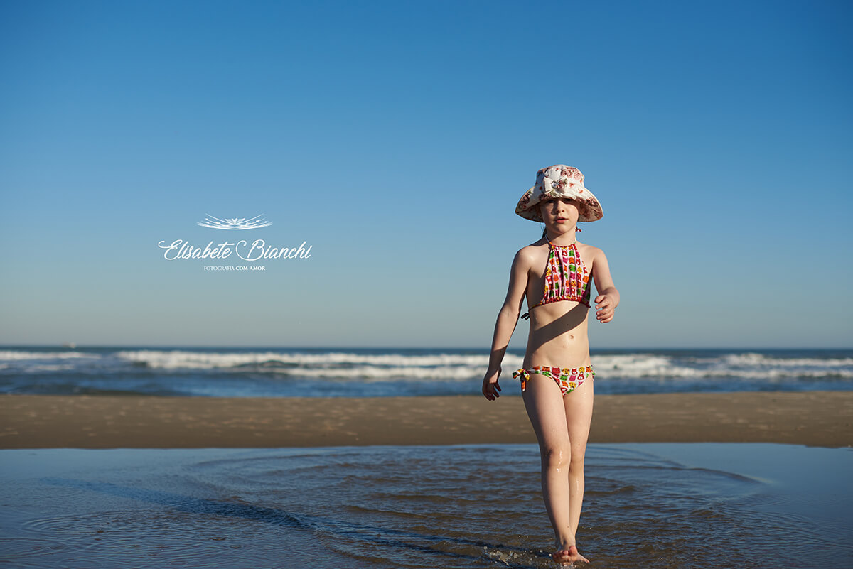 Menina saindo do mar, em Bella Torres, Santa Catarina.