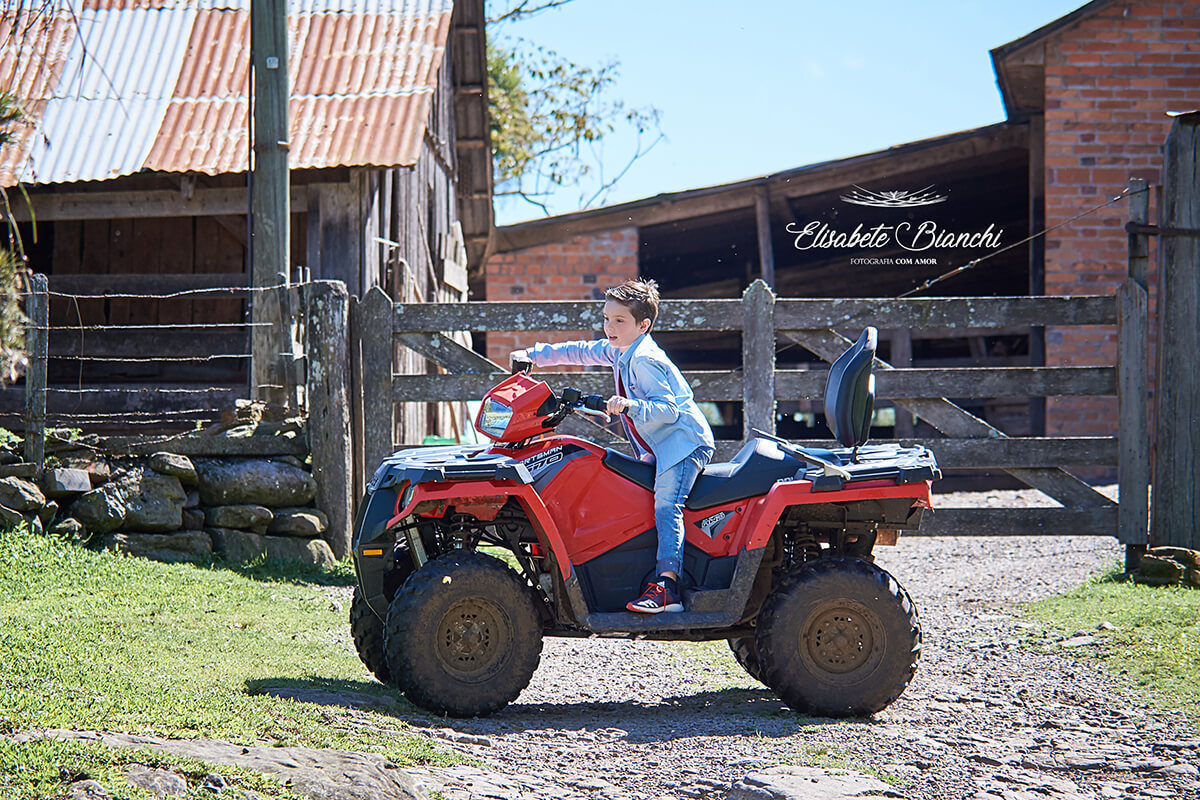 Menino em quadriciclo em Fazenda Souza, no ensaio fotográfico externo 
 em Caxias do Sul.