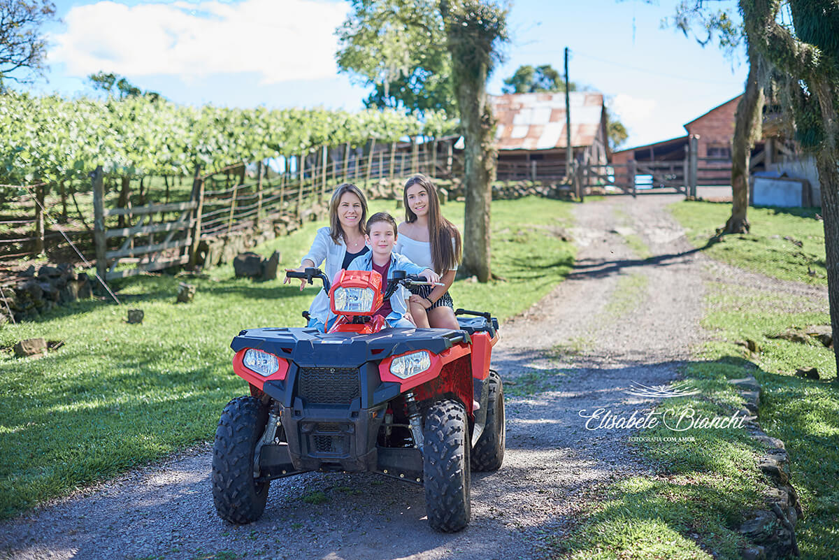 Família em quadriciclo em Fazenda Souza, no ensaio fotográfico externo 
 em Caxias do Sul.