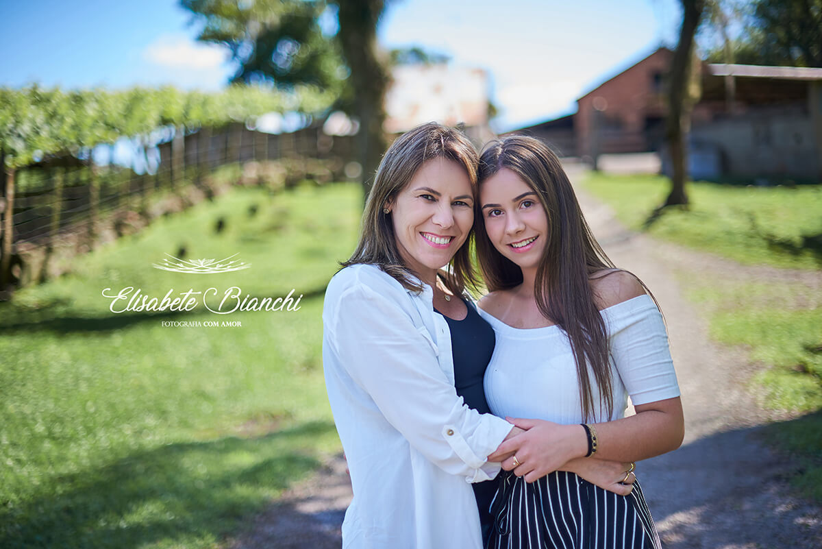 Mãe e filha se abraçando, em ensaio fotográfico de família, em Fazenda Souza, Caxias do Sul.