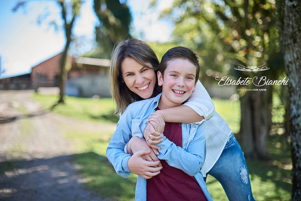 Mãe e filho se abraçando, em ensaio fotográfico de família, em Fazenda Souza, Caxias do Sul.