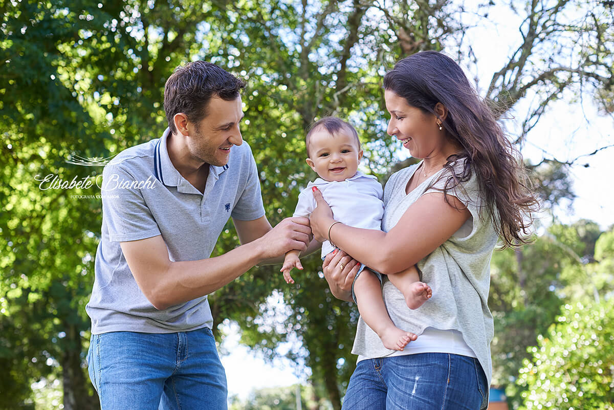 Família em ensaio fotográfico de acompanhamento de bebê de 10 meses, em Caxias do Sul - RS.