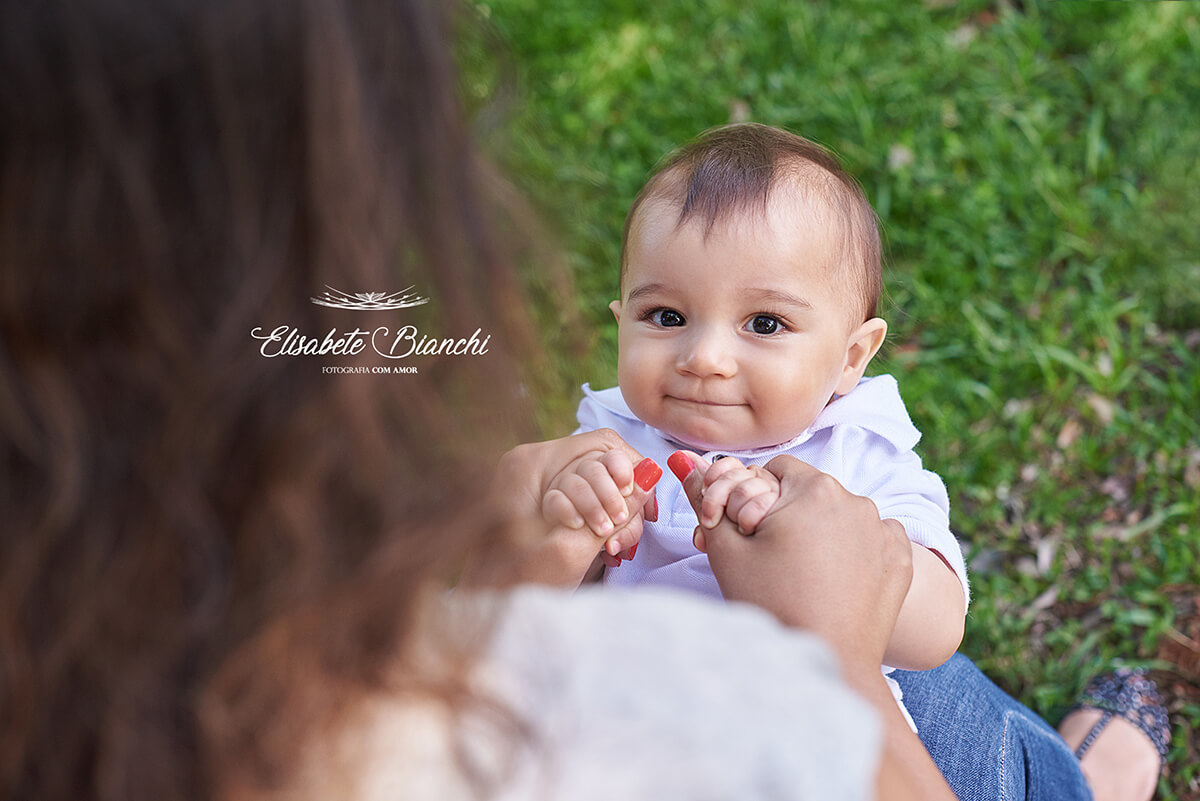 Mãe brincando com bebê de 10 meses em ensaio fotográfico de família, em Caxias do Sul - RS.