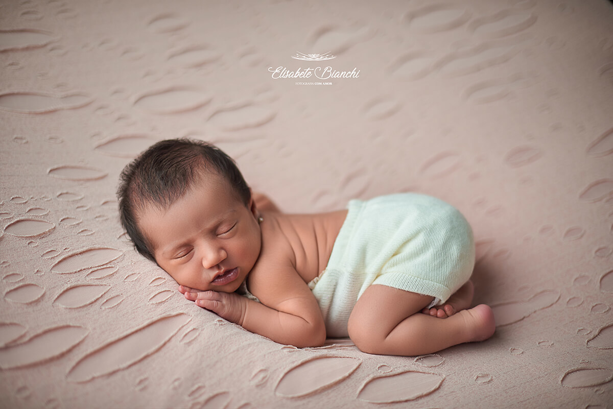 Pose bumbum, em ensaio newborn feita em mentoria vip em Caxias do Sul - RS.