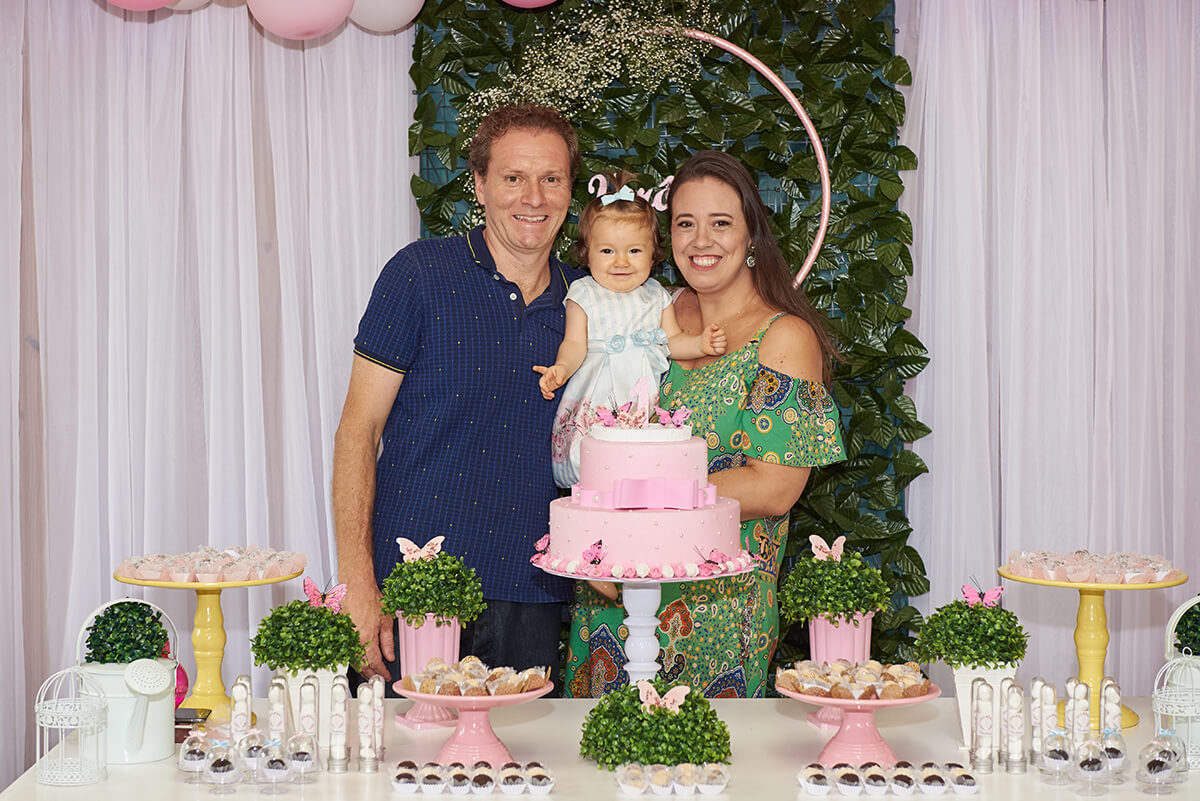 Pais com sua filha, na mesa principal da festa de aniversário de 1 ano de idade, em Caxias do Sul - RS.