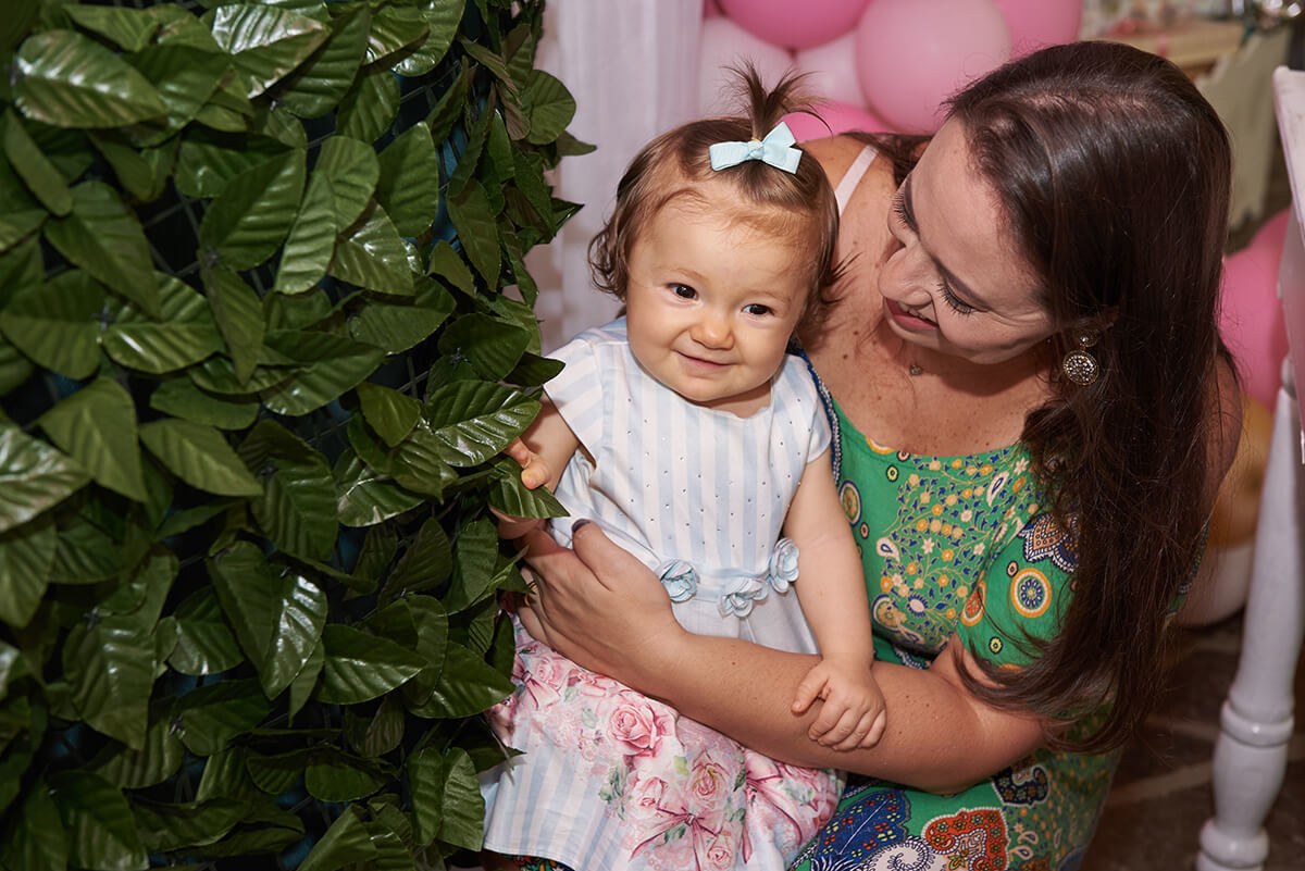 Bebê de 1 ano de idade mexendo na decoração de jardim vertical de sua festa, em Caxias do Sul - RS.