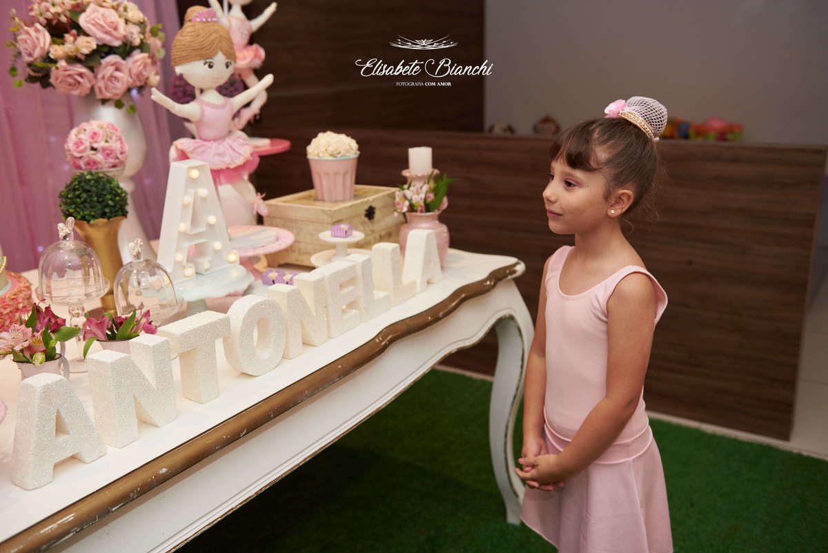 Aniversariante admirando a mesa principal da festa infantil de 6 anos decorada no tema bailarina, na casa de festas Gato & Topo, em Caxias do Sul - RS.