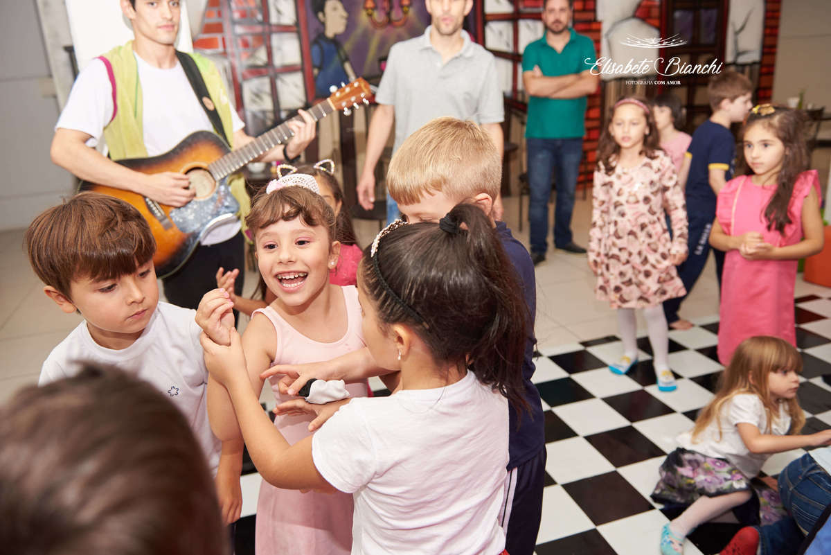 Aniversariante brincando com seus amigos, procurando um dentinho de leite perdido, na festa de aniversário de 6 anos, na casa de festas Gato & Topo, em Caxias do Sul - RS.