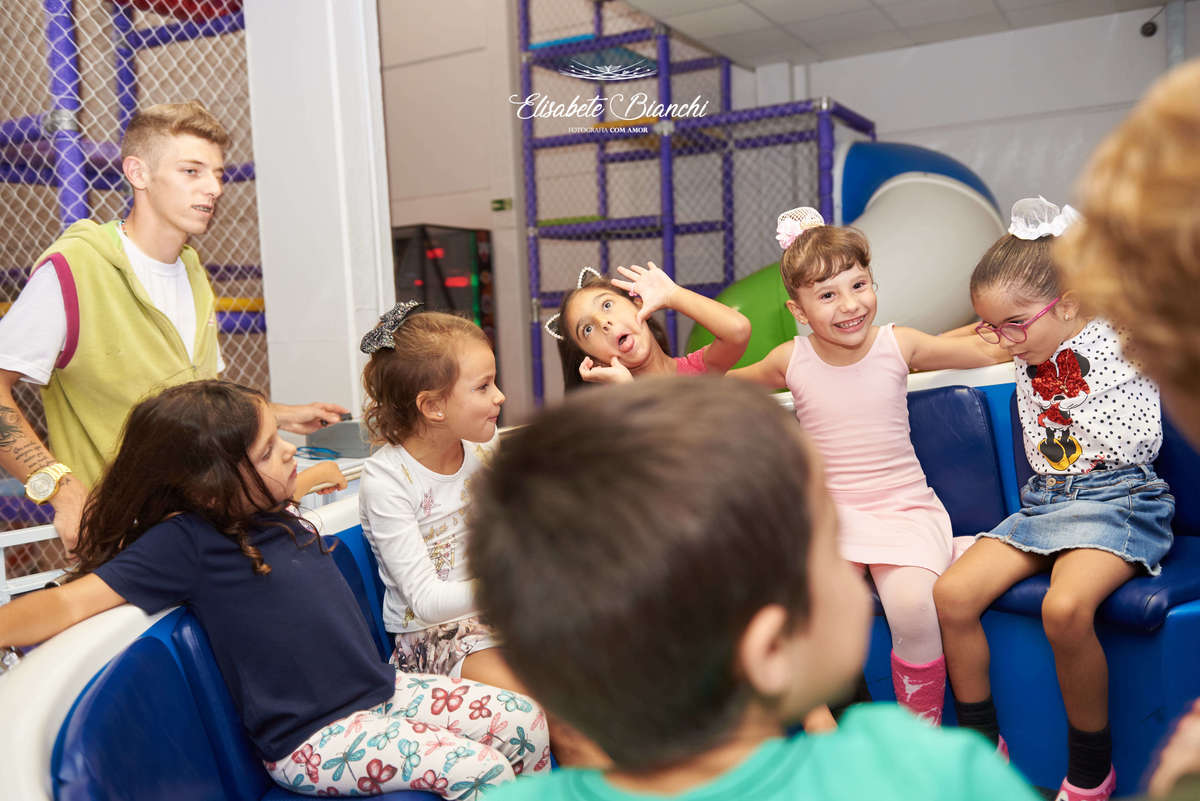 Aniversariante brincando com seus amigos, girando na roda, na festa de aniversário de 6 anos, na casa de festas Gato & Topo, em Caxias do Sul - RS.
