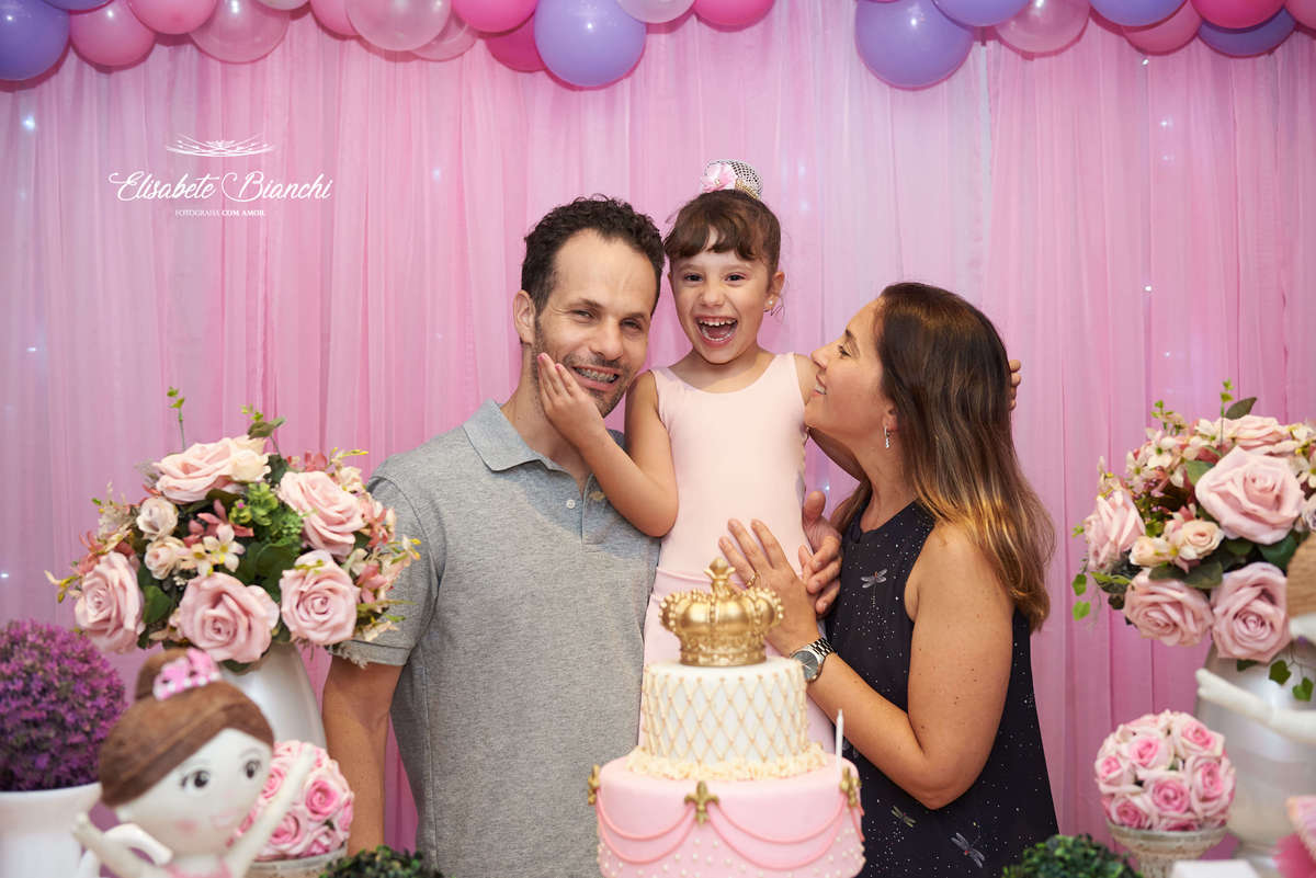 Aniversariante com seus pais, na mesa principal da festa infantil de 6 anos decorada no tema bailarina, na casa de festas Gato & Topo, em Caxias do Sul - RS.
