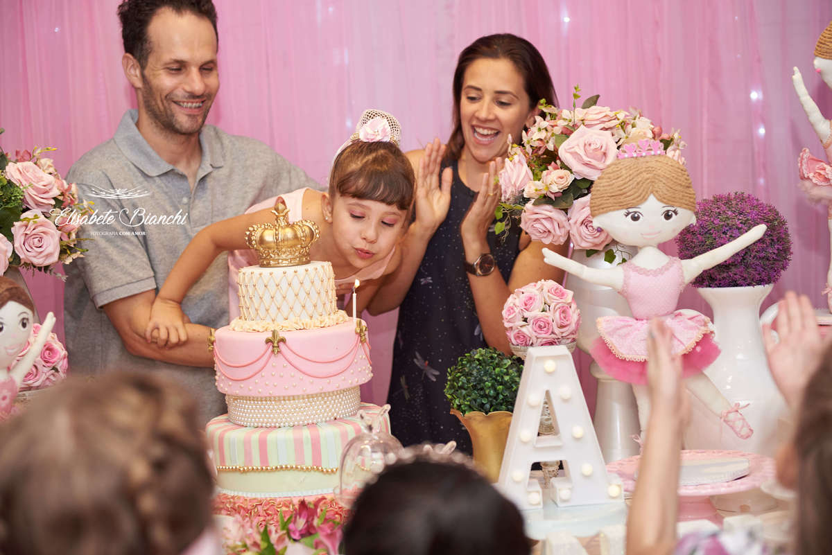 Aniversariante assoprando a velinha do bolo, nos parabéns da sua festa de aniversário de 6 anos decorada no tema bailarina, na casa de festas Gato & Topo, em Caxias do Sul - RS.