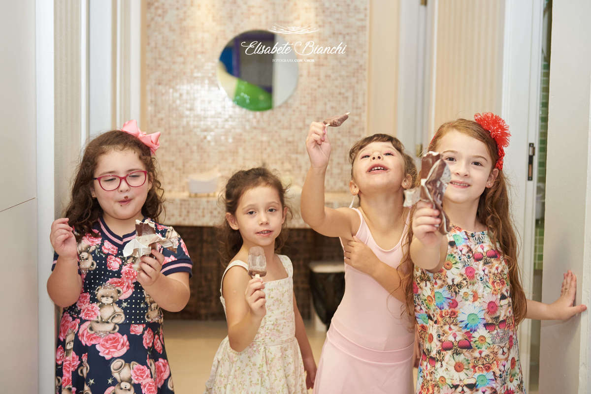 Aniversariante brindando com seus amigos, com picolés, na festa de aniversário de 6 anos, na casa de festas Gato & Topo, em Caxias do Sul - RS.