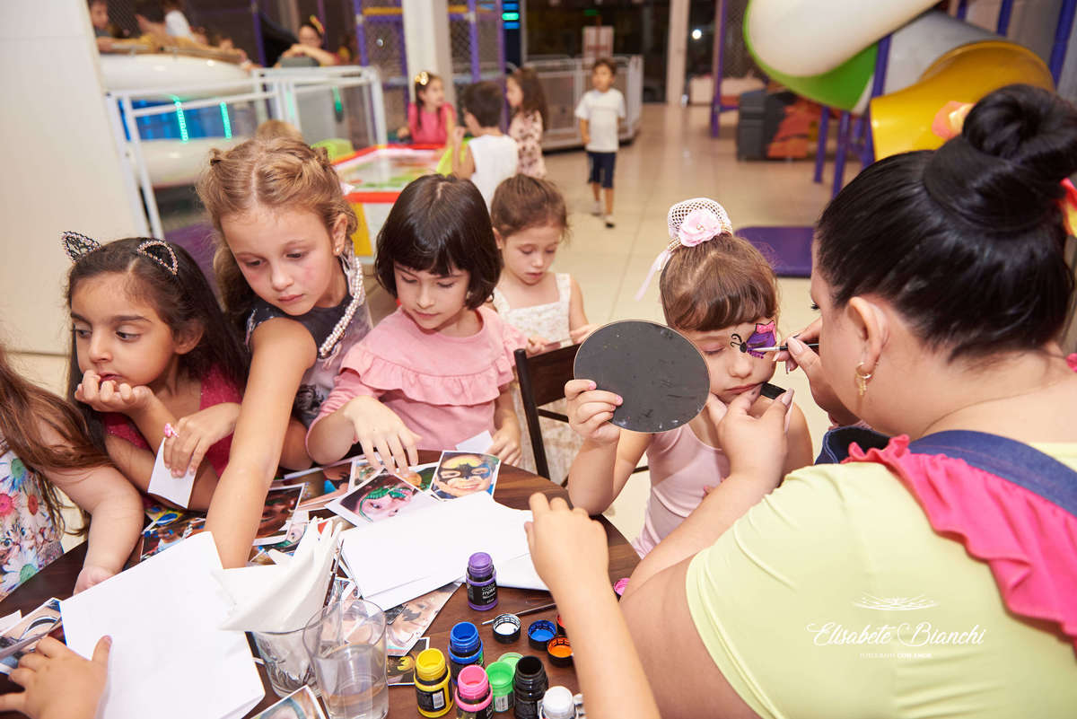 Aniversariante fazendo pintura facial com seus amigos, na festa de aniversário de 6 anos, na casa de festas Gato & Topo, em Caxias do Sul - RS.