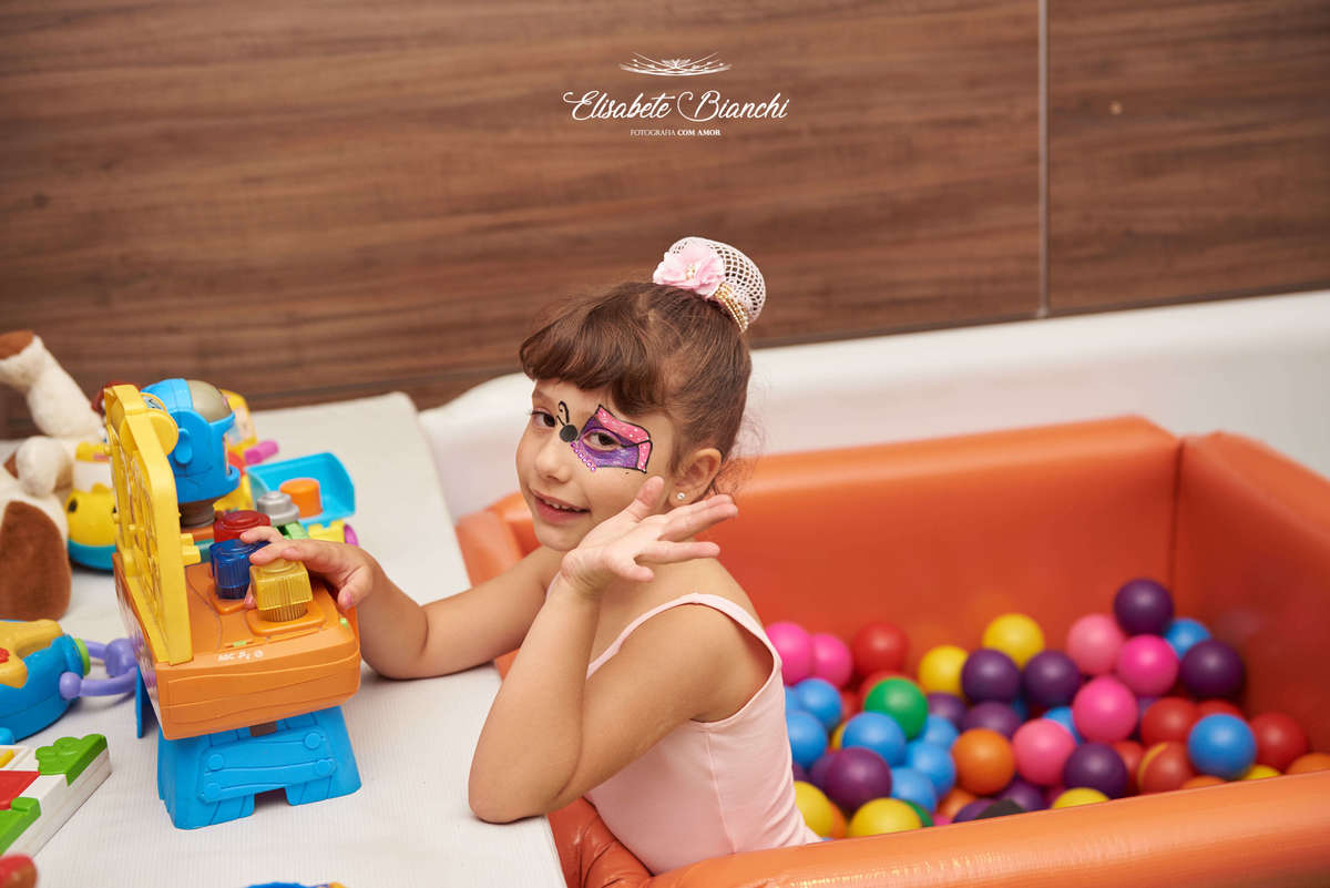 Aniversariante brincando e acenando com a mão, na festa de aniversário de 6 anos, na casa de festas Gato & Topo, em Caxias do Sul - RS.